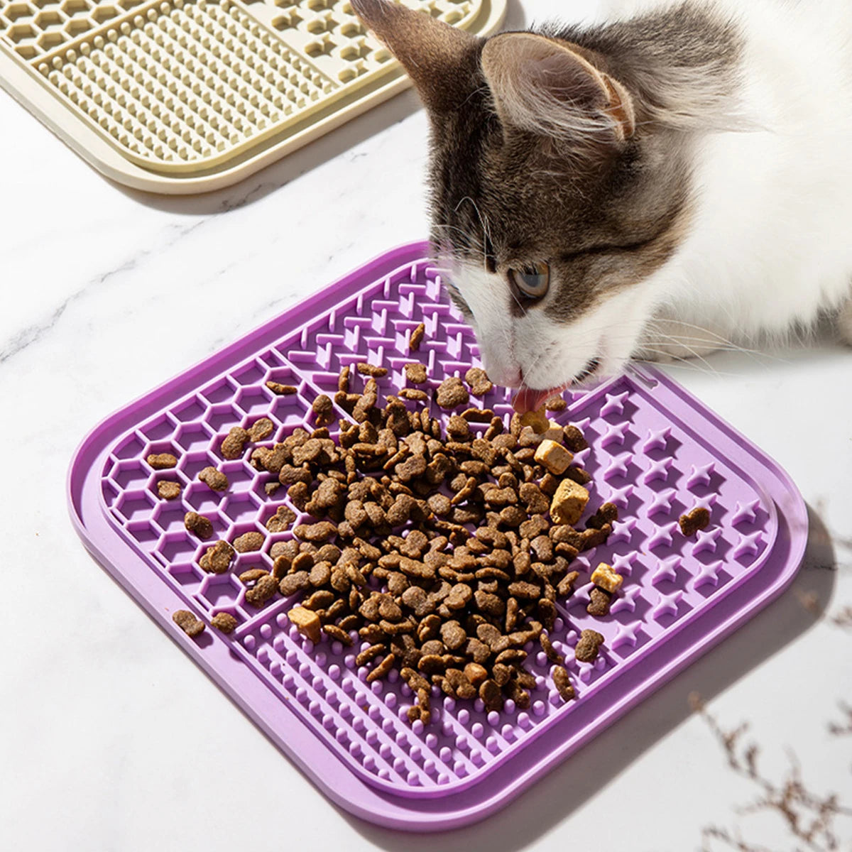Silicone lick mat slows eating, reducing choking and anxiety naturally.