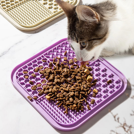 Silicone lick mat slows eating, reducing choking and anxiety naturally.