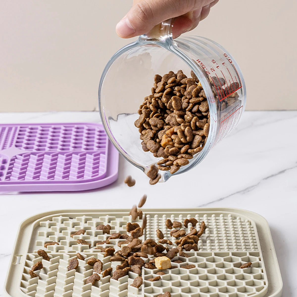 Silicone lick mat slows eating, reducing choking and anxiety naturally.