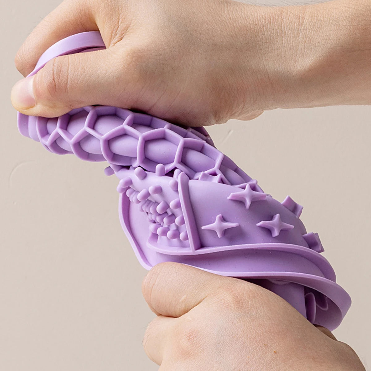 Silicone lick mat slows eating, reducing choking and anxiety naturally.