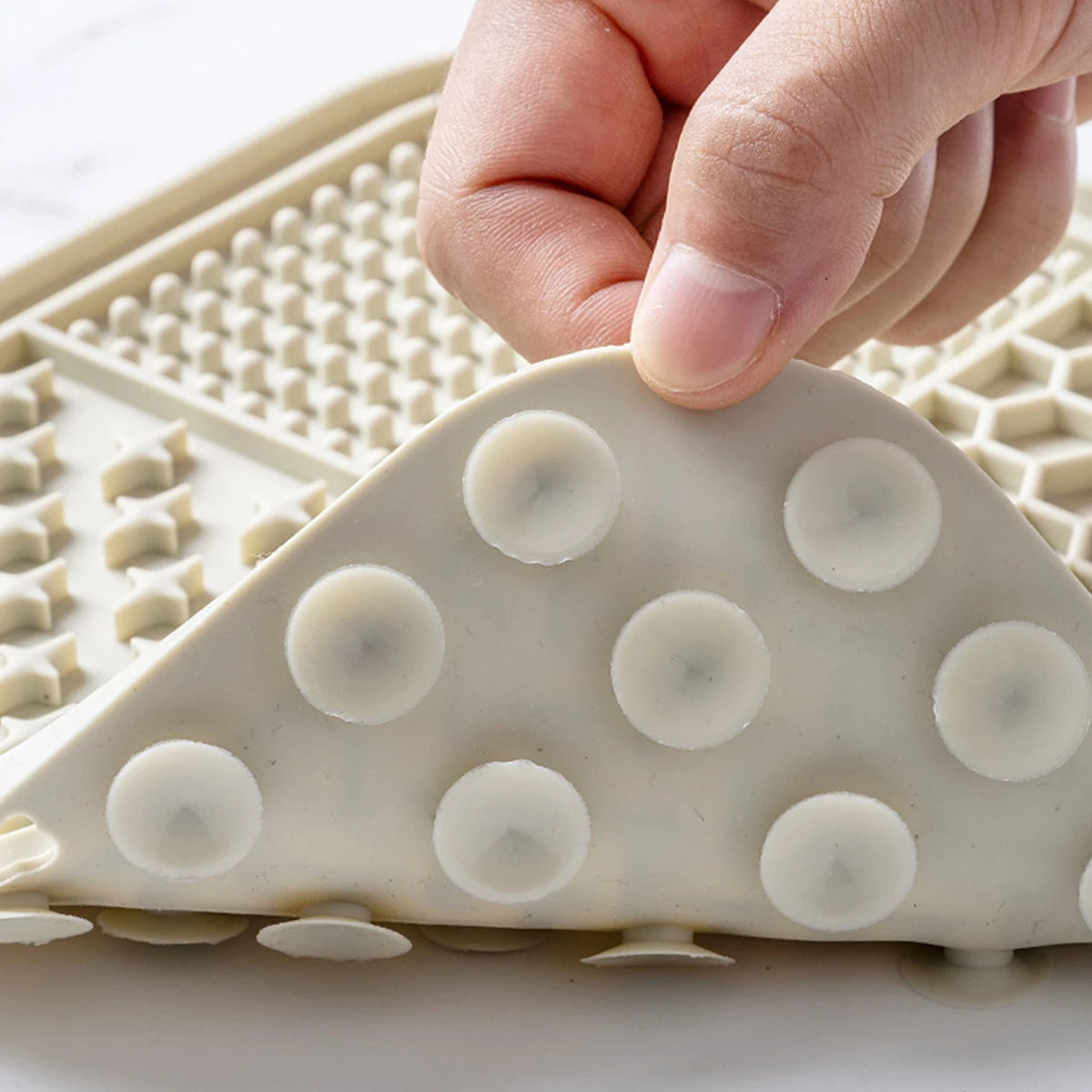 Silicone lick mat slows eating, reducing choking and anxiety naturally.